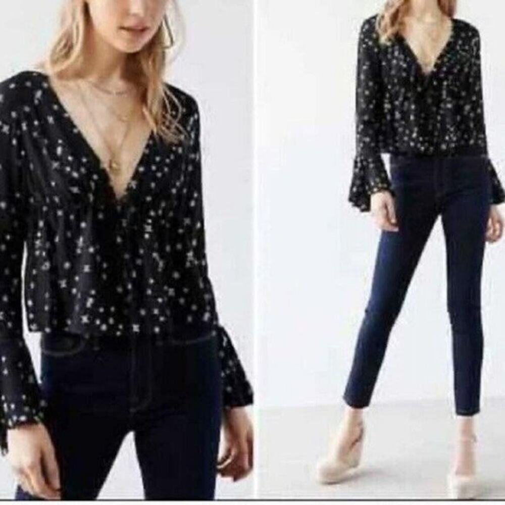 Kimchi Blue Women’s V-Neck Floral‎ Bell Sleeve Button Up Top Size M Black White